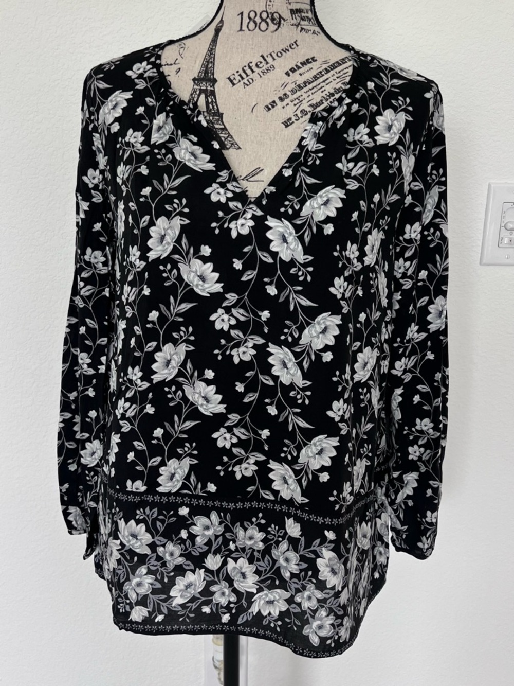 Old Navy Black and White Floral V-Neck Blouse M